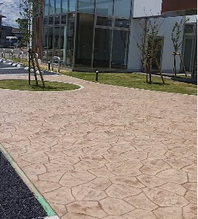 明るい色のスタンプコンクリートアプローチ