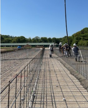 広い現場で行う土間工事の施工風景